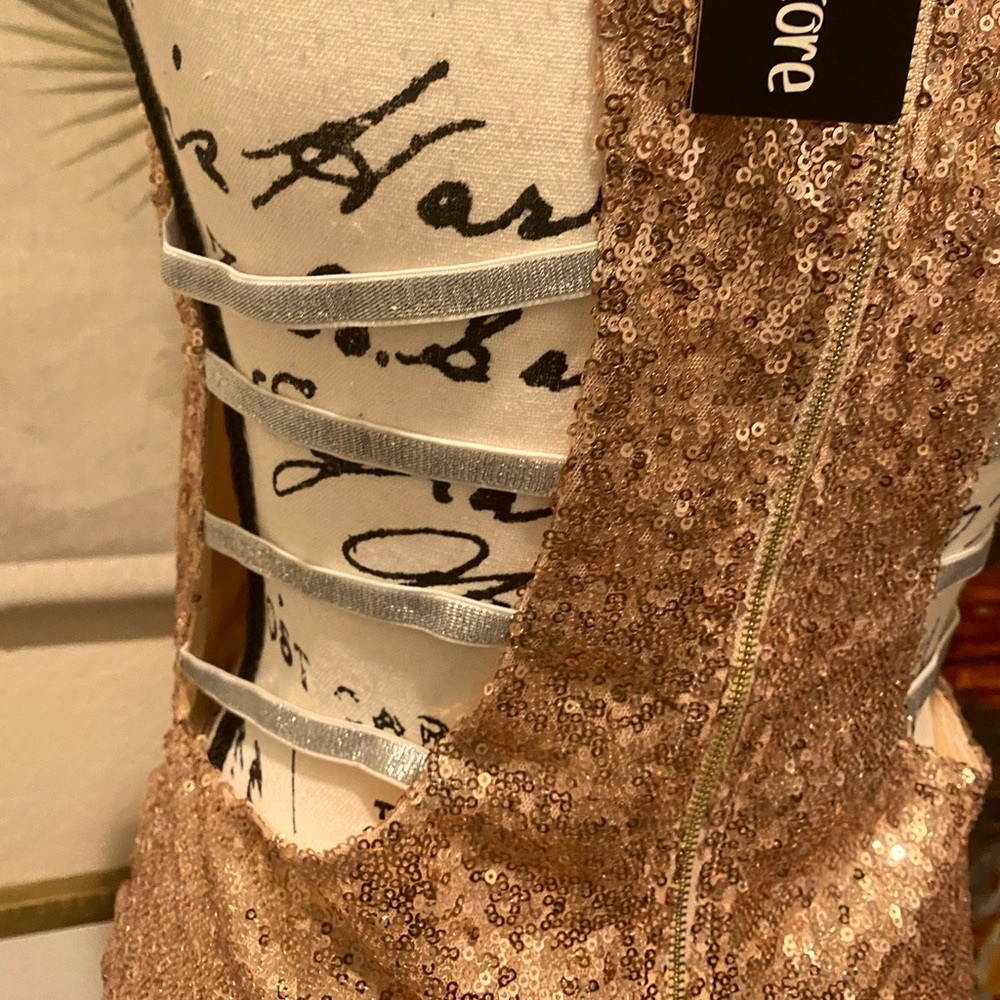 LookBook - Dress - Picture 5 of 11